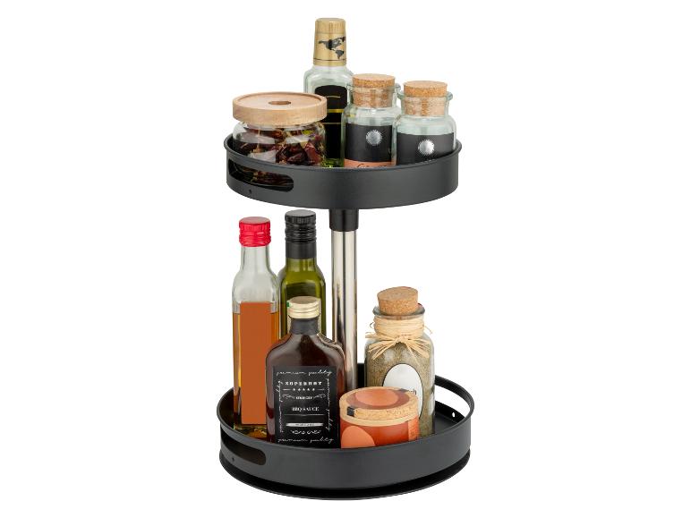 Kruiden, oliën en azijn op een draaibaar rek met twee niveaus.
