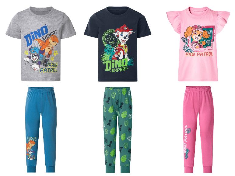 Drie kinderpyjamasets met dieren- en dinosaurusmotieven.