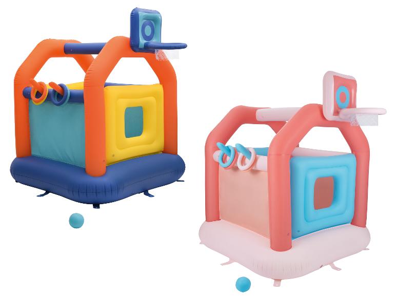 Twee opblaasbare speelcentra met basketbalringen en ringwerpspellen in verschillende kleuren