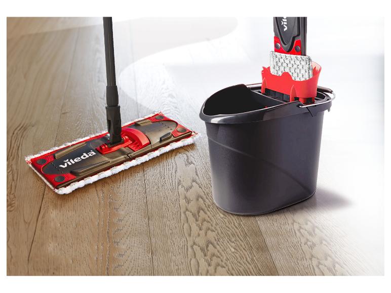 Microvezel dweil met emmer en wringer, op een houten vloer.