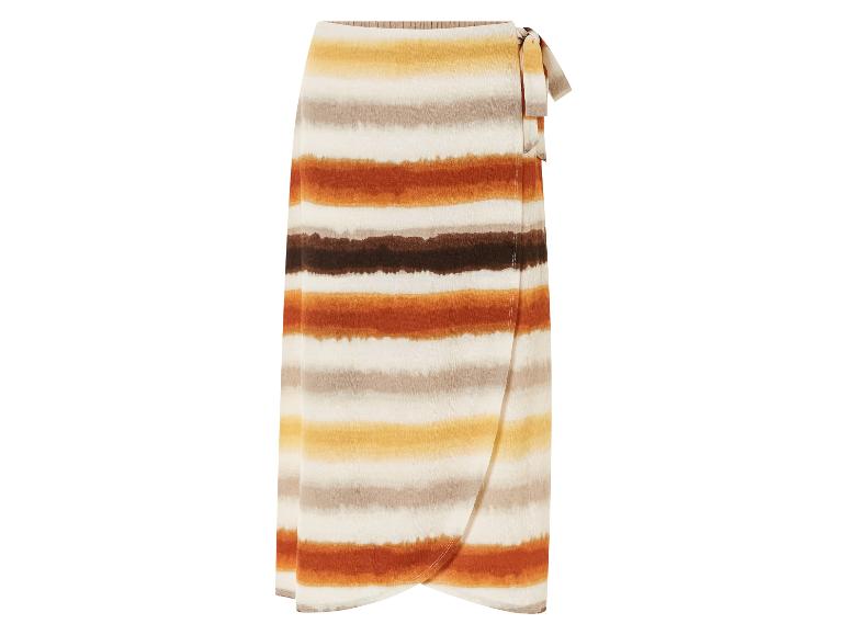 Een lange, gestreepte wikkelrok met een tie-dye effect.