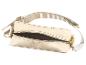 Beige crossbody tas met gestreepte band en open rits.