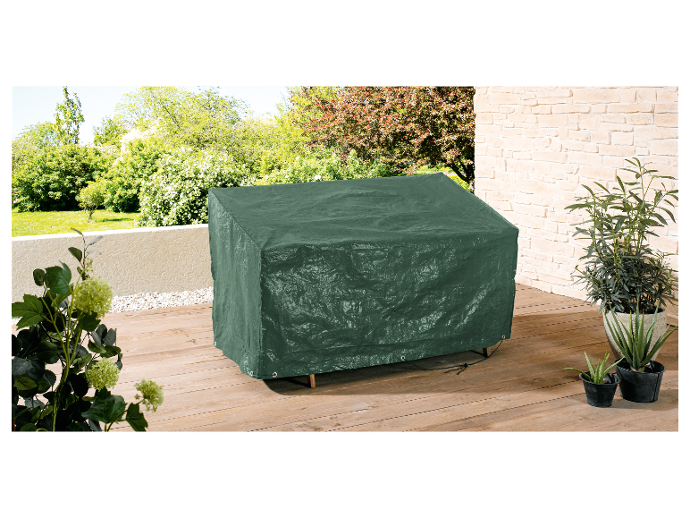 Donkergroen meubelafdekking die buitenmeubels op een houten terras beschermt.