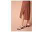 Bruine midi-rok met split en zwarte sandalen met dunne bandjes.