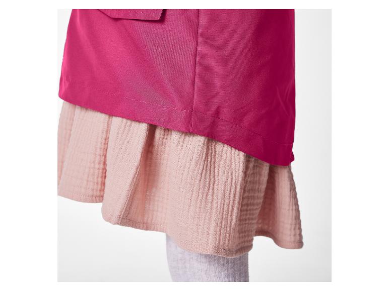 Roze rok onder een magenta jas.