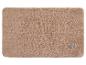 Lichtbruine rechthoekige badmat met een discreet logo in de rechterbenedenhoek.