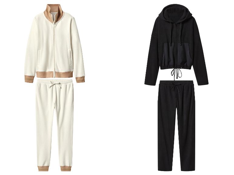 Twee fleecetrainingspakken, één crème met bruine accenten en één zwart.