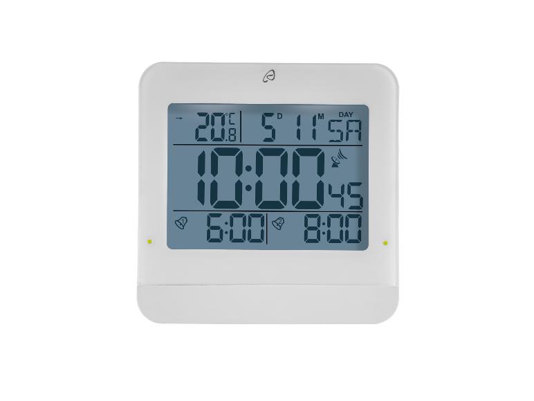 Een witte digitale klok met thermometer, die de tijd, datum en temperatuur weergeeft.