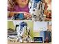 Een kind bouwt een LEGO Star Wars R2-D2 droid.