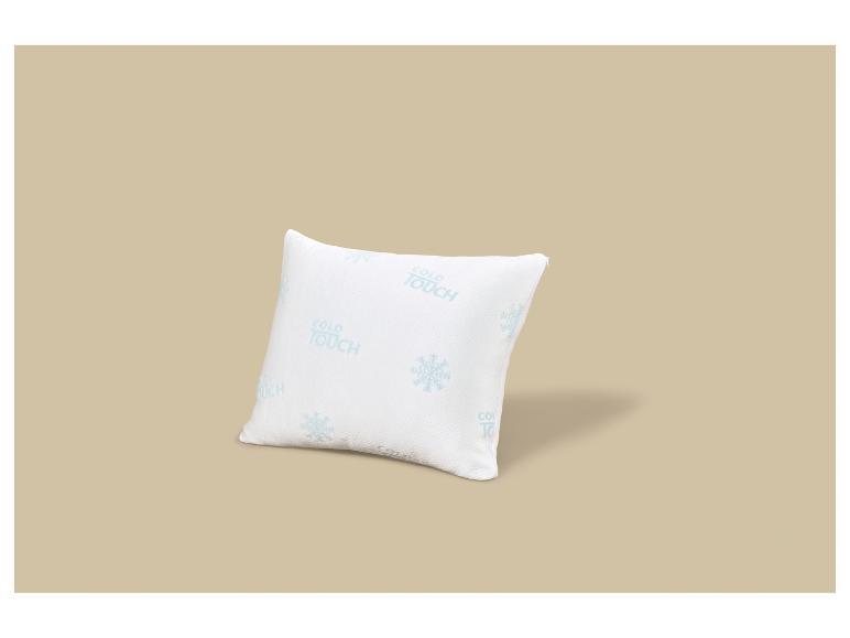 Wit kussen met blauwe 'COLD TOUCH' tekst en sneeuwvlokken op een beige achtergrond.