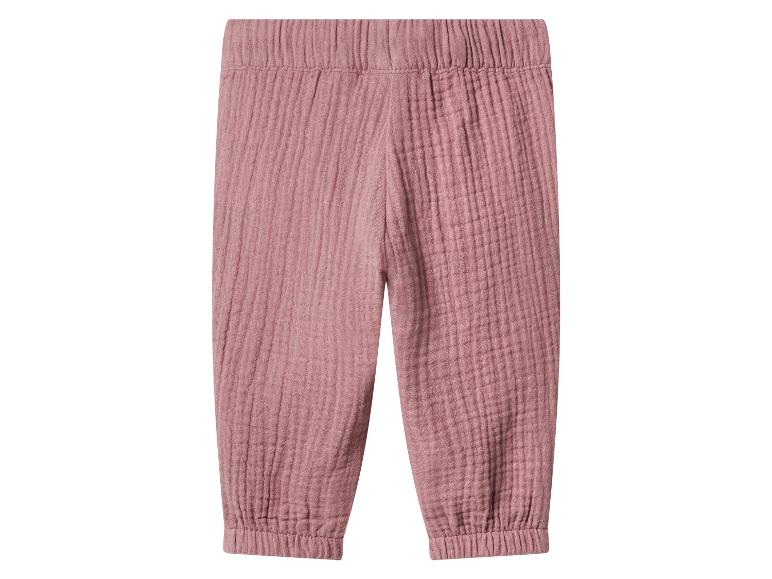 Roze gerimpelde katoenen broek met elastische tailleband en manchetten.