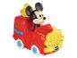 Rood Mickey Mouse brandweerauto speelgoed met gele en blauwe details.
