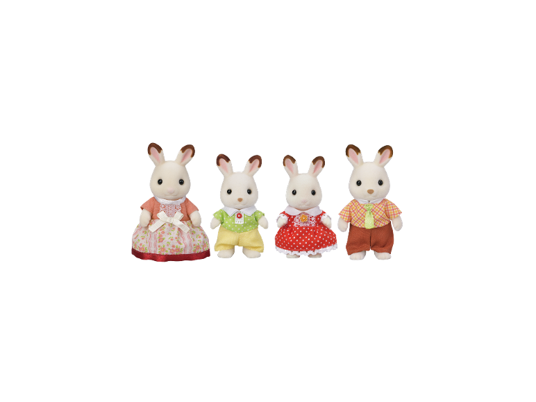 Vier pluchen konijnenfiguren, twee volwassenen en twee kinderen, gekleed in kleurrijke outfits.