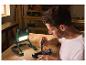 Man aan het werk in een werkplaats verlicht door de PARKSIDE LED-bouwlamp.