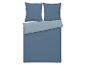 Blauw beddengoed met twee kussens en een dekbed in twee blauwtinten.