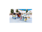 Pinguïnfamiliespeelgoed op ijs met winterlandschap op de achtergrond.