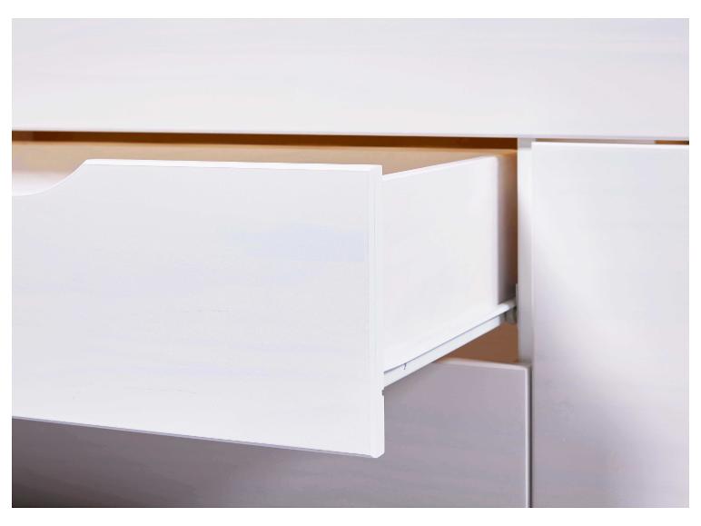 Een open witte lade in een witte kast.