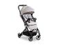 Hauck kinderwagen in beige met een zwart frame en wielen.