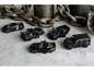 Zwarte speelgoedauto's, waaronder een Mercedes G-klasse en een Nissan GT-R.