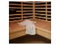 Sauna-interieur met houten banken en een witte handdoek.