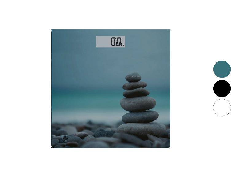 Badkamerweegschaal met een afbeelding van gestapelde stenen op een strand en een digitaal display van 0,0 kg.