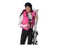 Vrouw in roze vest en zwarte broek, met ski's.