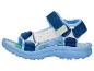 Blauwe kindersandaal met groene details en verstelbare bandjes.
