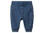 Blauwe denim babyjoggers met elastische tailleband en geribbelde boorden.