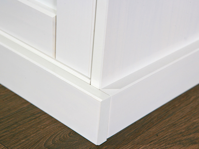 Witte plint aan de onderkant van een kast.