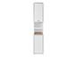 Hoge smalle kast met witte deuren en open planken in licht hout.