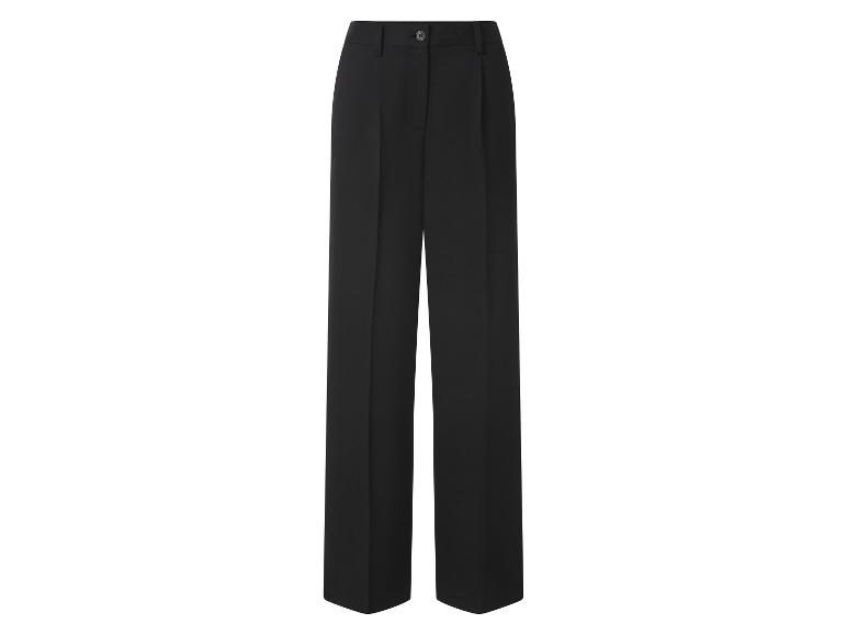 Zwarte broek met rechte pijpen, plooien in de taille en een zichtbare knoop.