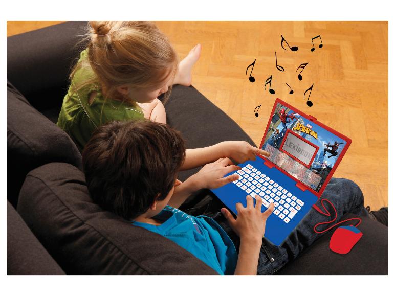 Twee kinderen spelen met een rode laptop met een Spiderman-thema.