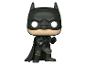 Funko Pop! Batman-figuur in gevechtshouding, gekleed in een grijs en zwart pak.