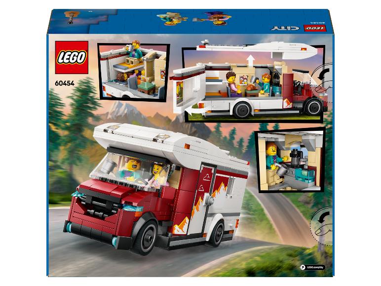 LEGO City camper met minifiguren en interieurdetails op een bergweg.