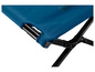 Een blauwe campingstoel met een zwart frame.
