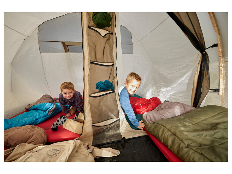 Twee jongens in een tent met slaapzakken en een Nordisk rugzak.