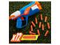 Blauw en oranje Nerf speelgoedpistool met 12 pijltjes op groen gras.