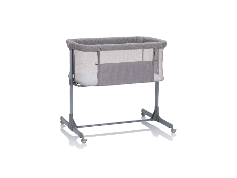 Grijze baby co-sleeper met gaaswanden en wielen
