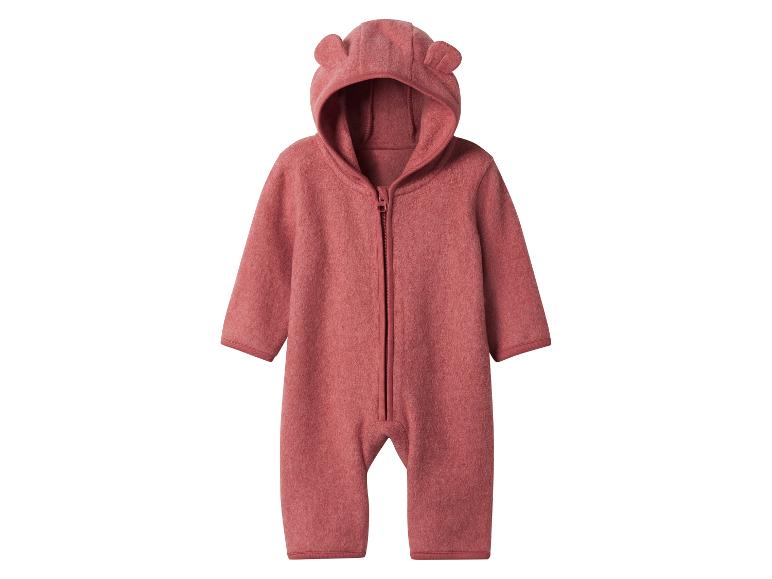 Roze wollen baby jumpsuit met capuchon en oren.
