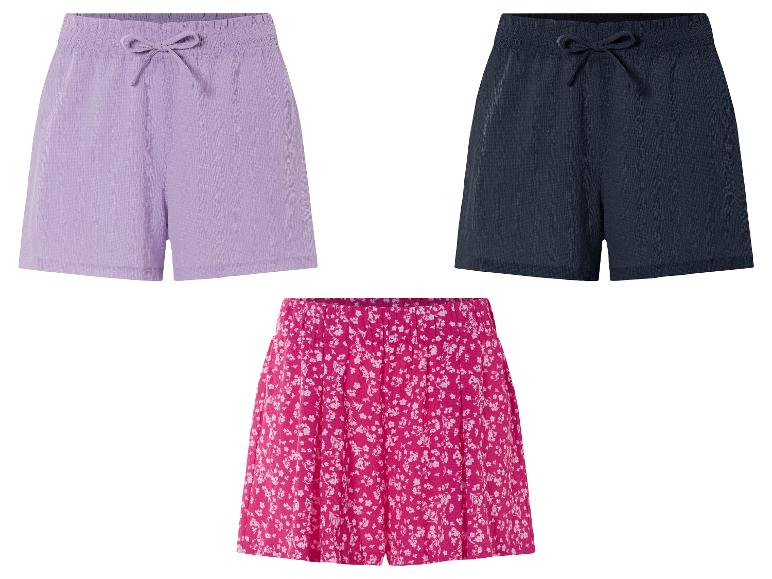 Uni en bloemen shorts: lila, donkerblauw en roze met witte bloemen.
