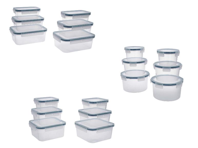 Transparante voedselcontainers met blauwe deksels, in diverse vormen en maten.