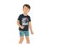 Lachende jongen in donkerblauwe pyjama met superheldenprint.