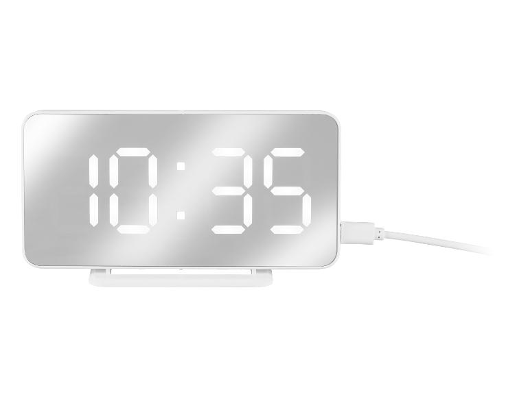 Witte digitale klok met spiegeldisplay en USB-kabel, toont 10:35.