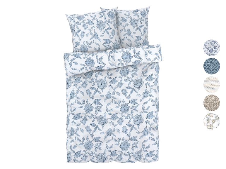 Bloemen beddengoed in blauw en wit; dekbedovertrek en kussenslopen.
