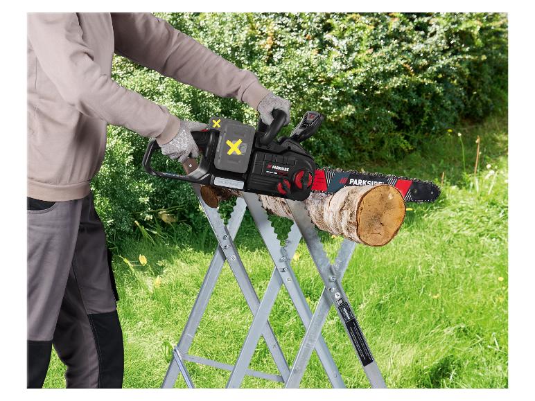 Persoon zaagt hout met een accukettingzaag op een zaagbok in een tuin.