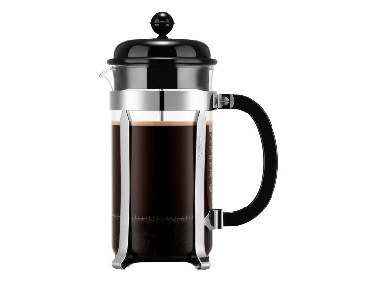 French press koffiezetapparaat met donkere koffie en drab, zwarte deksel en handvat, en een chromen frame.