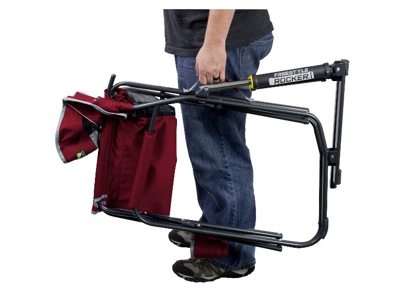 Een persoon die een rode opvouwbare Freestyle Rocker-stoel draagt.