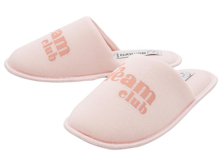 Roze pantoffels met 'dream club' tekst en Esmara merklabel.
