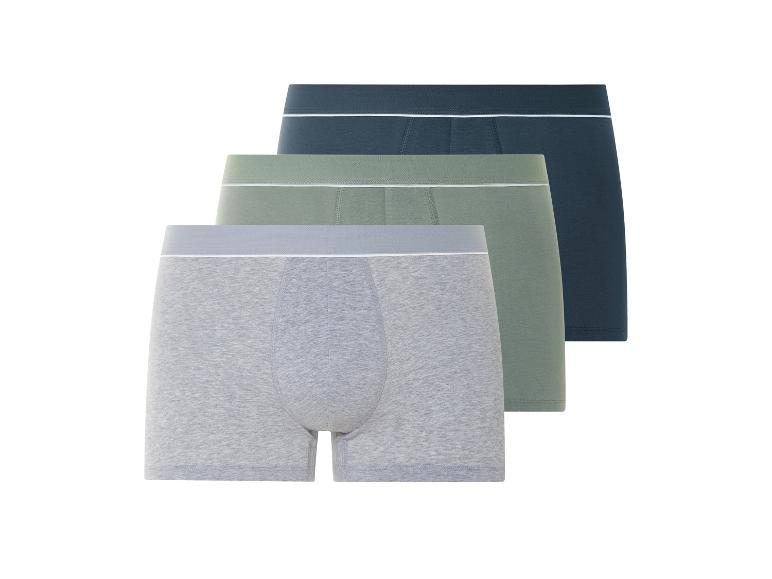 Drie paar boxershorts in neutrale kleuren.