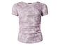 Een roze T-shirt met slangenprint.